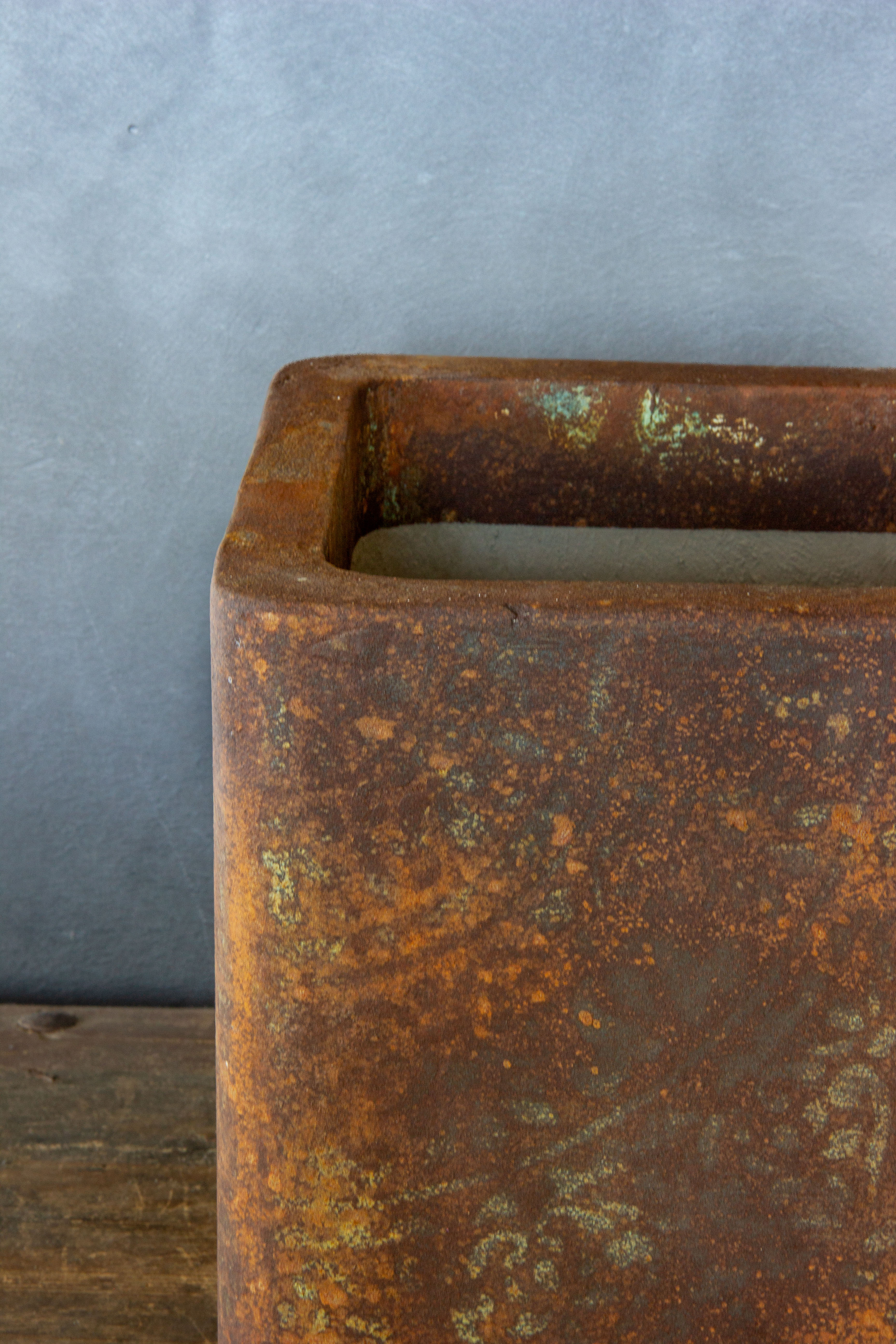 Kwadratowa osłonka na doniczkę w efekcie rdzy kortenowej, ręcznie wykonana, o surowej i rustykalnej fakturze